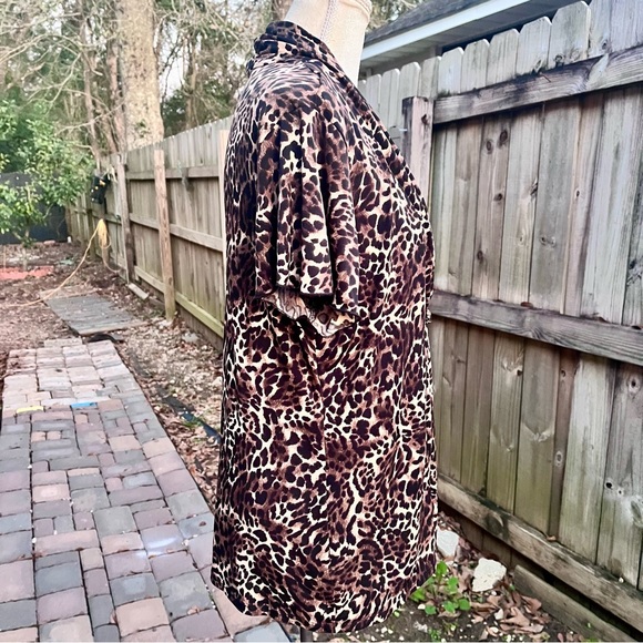 Kim Rogers Lady’s Top in Leopard Print; Size Large - Picture 3 of 8